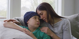 癌症康复患者和他的母亲