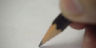 艺术家手持木制铅笔在白色水彩纸上作画- 4k
