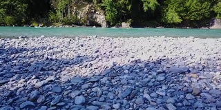 在欧洲瑞士拍摄的蓝色河流电影无人机