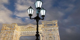 俄罗斯莫斯科市中心(夜间)的圣诞和新年假日照明(通往圣诞之旅的灯光门/拱门装置)