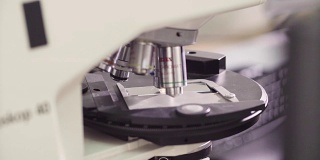 在光学显微镜镜头下滑动玻璃