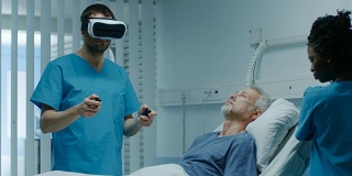 医生戴着虚拟现实头戴，手持操纵杆治疗躺在床上的老年患者。未来医院病房最先进的技术。