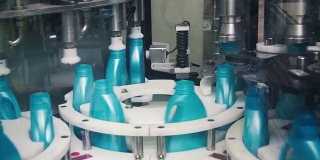液体洗涤剂在自动化生产线上。夹。全自动清洗液生产线。灌装机械设备