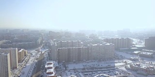 现代住宅建筑在冬季城市的无人机视图。城市基础设施的现代化城镇和道路，为汽车交通鸟瞰