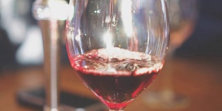 将红酒从瓶中倒入玻璃杯。葡萄酒品尝。