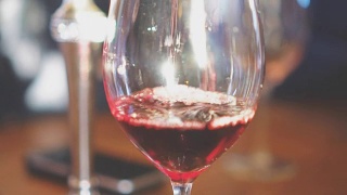 将红酒从瓶中倒入玻璃杯。葡萄酒品尝。视频素材模板下载