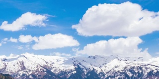 在印度喜马偕尔邦的马纳里喜马拉雅山上方的云的时间流逝视图