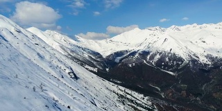 航拍:徒步雪山，滑雪旅游偏僻偏僻的雪道独自登山，风景秀丽的雪山背景。