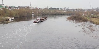 船在河上拖着驳船。从上往下看