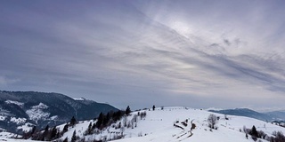 山峰上的雪被风吹走了。冬天的风景。天很冷，下着雪。