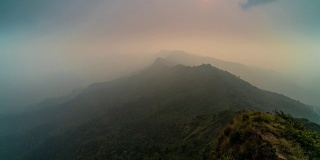 在泰国清莱府府池岛(府星)国家公园日落时，有山和云的自然景观的4K时间流逝