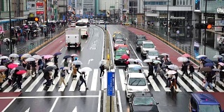 日本东京新宿商务区，日本人拥挤在新宿JR车站大楼之间的街道上。