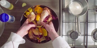 厨师用洋葱，生姜和橙子烹饪鸡肉