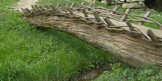 原始的木头人行桥