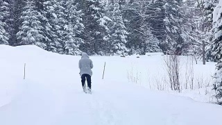 年轻人在大雪中步行回家视频素材模板下载