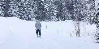 年轻人在大雪中步行回家