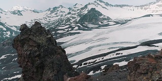 航拍的风景自然雪山岩石景观