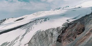 航拍惊人的自然雪山景观