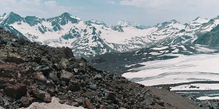 航拍的风景如画的自然雪山岩石景观