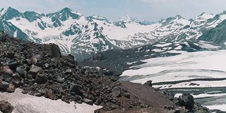 航拍美丽的自然雪山山峰景观