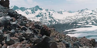 航拍的惊人的自然雪岩山峰景观