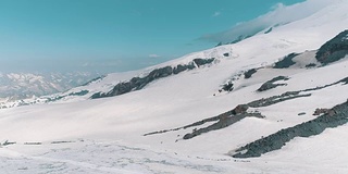 航拍的山坡上覆盖着雪和足迹