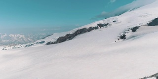 鸟瞰图美丽的自然雪山岩石山峰景观