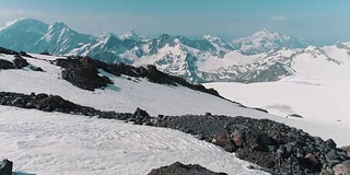 鸟瞰惊人的自然雪山景观