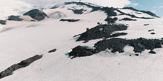 鸟瞰图美丽的自然雪山岩石山峰景观