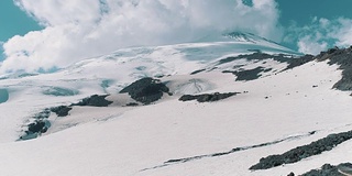 鸟瞰令人惊叹的自然雪山景观