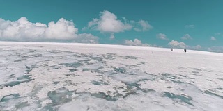 鸟瞰风景如画的自然雪山风景