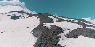 鸟瞰图美丽的自然雪山岩石山峰景色