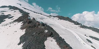 鸟瞰自然风光，雪山石峰风光