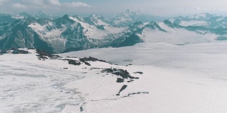 鸟瞰令人惊叹的自然雪山风景