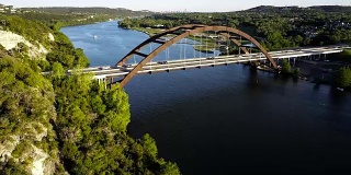 Pennybacker桥或360桥鸟瞰图在奥斯汀，德克萨斯州悬崖边前进