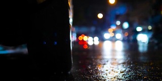 城市车流在城市下雨。