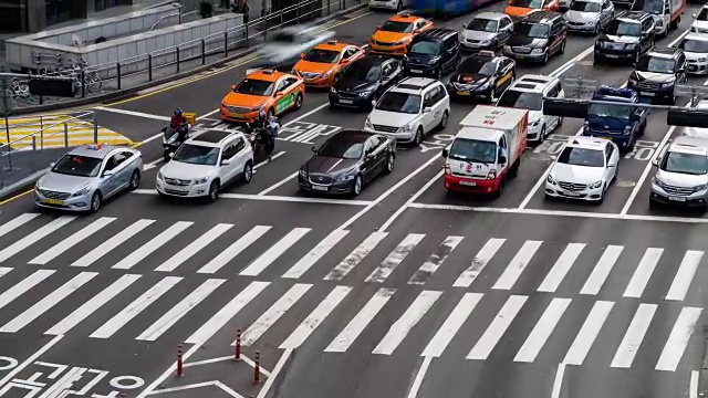 韩国首尔十字路口站挤满了人