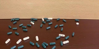 药片和药物掉在桌子上