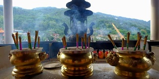 在马来西亚槟城的中国寺庙里，人们在烧香