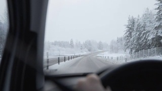 一个人开车穿过冬天的道路视频素材模板下载