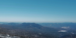 雪里格什的天空和覆盖着蓝雾的风景