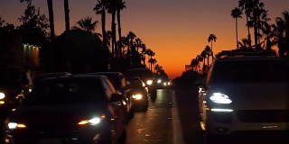 在加州日落时分，POV开着一辆车