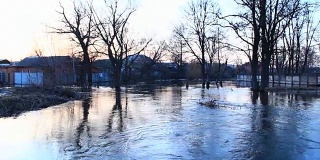 春季洪水时，洪水在大坝上肆虐。涌入城市。自然灾害。城市里的大水