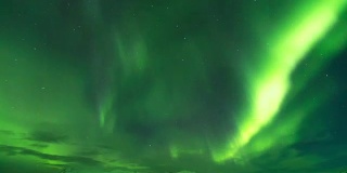 冰岛天空中北极光或北极光跳舞的时间间隔