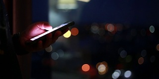 手艺人在晚上使用智能手机