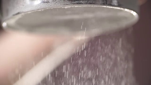用筛子筛面粉的慢镜头。