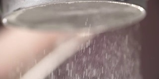用筛子筛面粉的慢镜头。