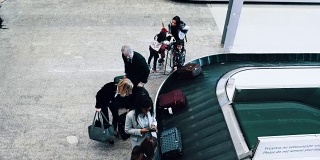 旅客在机场拿行李