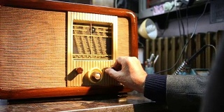 调一台老式收音机