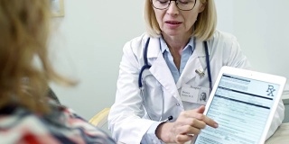 女医生用平板电脑与病人交谈